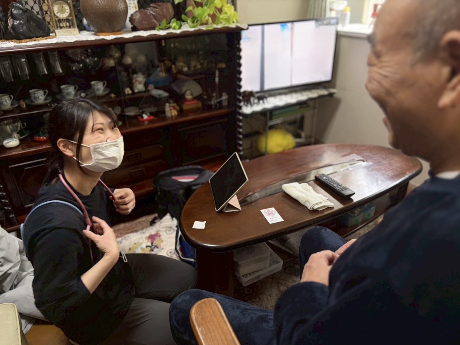 在宅で利用者様と笑顔で会話する訪問看護師（未経験から始める訪問看護）