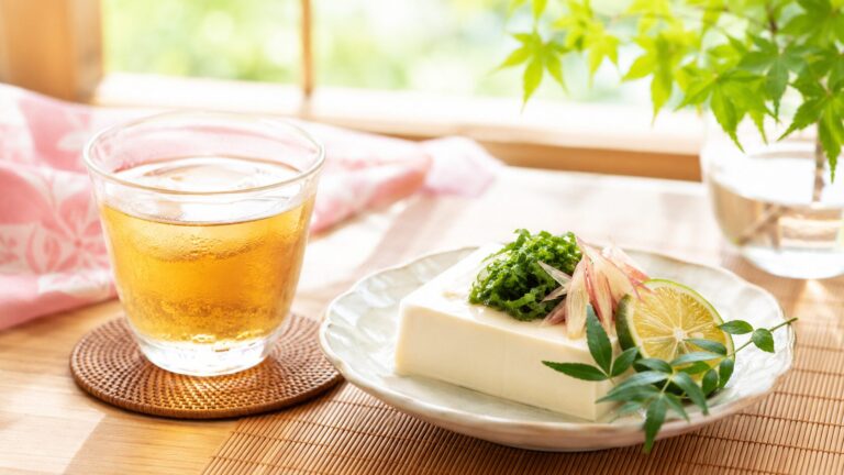 夏の食卓に並んだ冷奴と麦茶のグラス、青もみじ